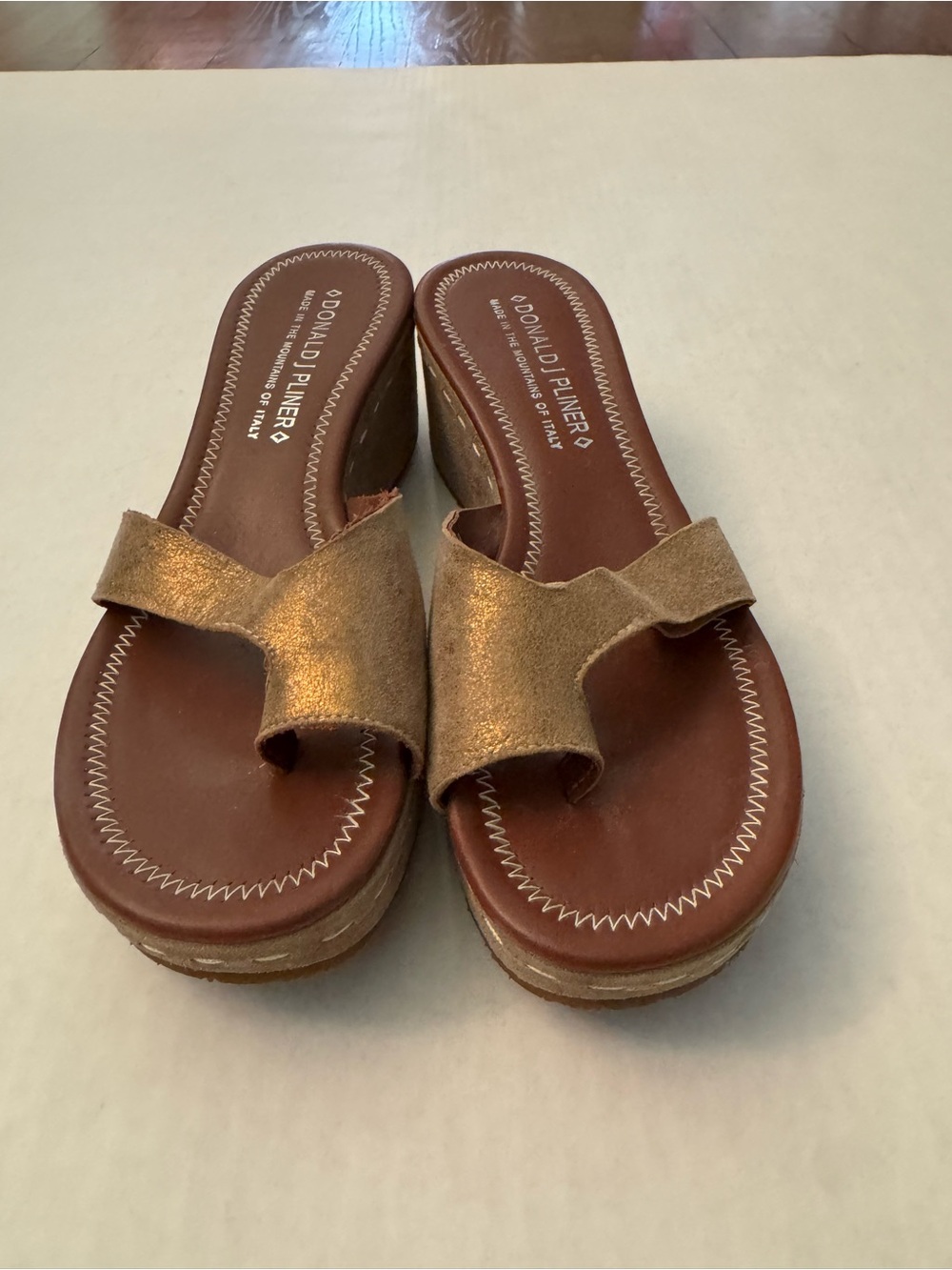 Donald J Pliner Salya Metallic Gold Leather Toe Ring Wedge Sandal 7.5 M